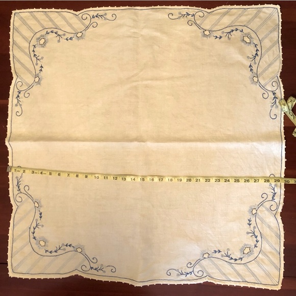 Vintage hand-stitched table topper - Picture 3 of 7
